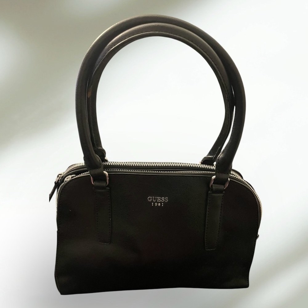 Guess tote black.
Like new.